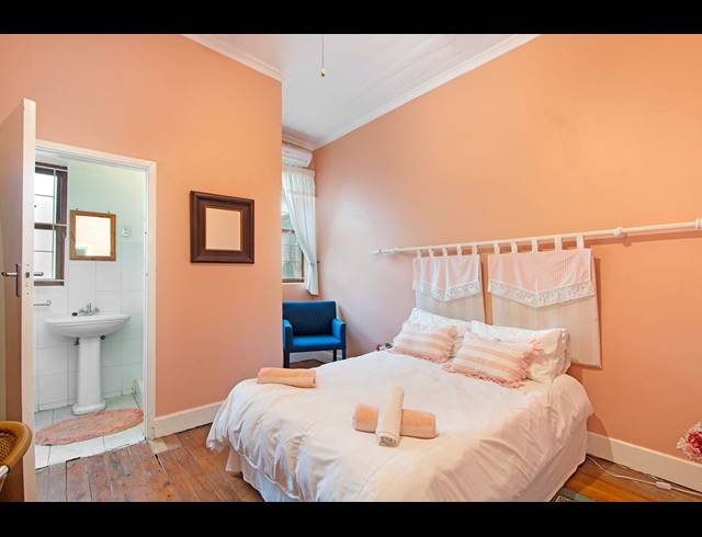 1,500M² GUESTHOUSE FOR SALE IN WALMER ESTATE